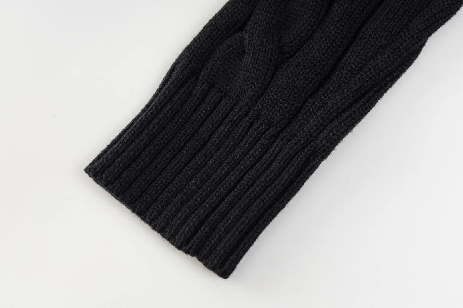 P220 #R91 RALPH LAUREN Ralph Lauren fourteen colors classic small label embroidery round neck pullover cable cardigan sweater men's top, high-density LOGO embroidery on the chest, original customization of tag accessories. Made of pure cotton yarn, pure cotton is skin-friendly and comfortable, small label war horse embroidered twist button round neck sweater 🐎 high quality, follow the blogger to learn how to wear it! Let’s buy a Ralph Lauren cable sweater. It’s a super hard-to-find series after it became popular. It’s hard to find one on the official website. It’s simple and practical to wear, with a lazy and loose feel. The thickened fabric has more texture, feels soft and delicate, and has a loose fit. Whether worn alone or layered, you can wear different styles of fashion with just one piece!   Size：XS S M L Sleeve length: 59/60/61/62/63